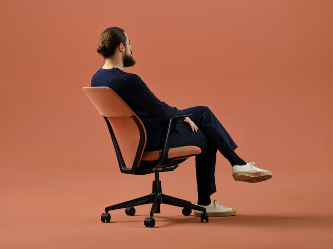 Leicht, nachhaltig und mit automatischer Mechanik - ACX von Vitra